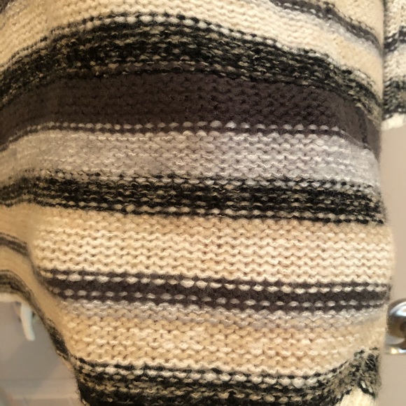 Cozy wool Kensie striped sweater in size XS/S - Picture 2 of 4